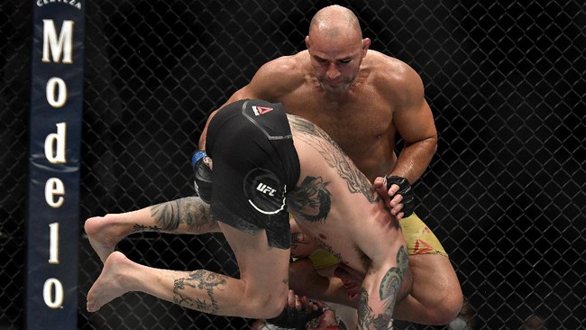 Duel seru terjadi pada UFC Fight Night Vegas 13 setelah Glover Teixeira menang submission atas Thiago Santos pada ronde ketiga.