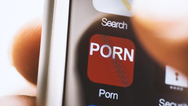 Terlalu sering menonton video porno bisa berdampak pada otak. Apa saja dampak kecanduan video porno?