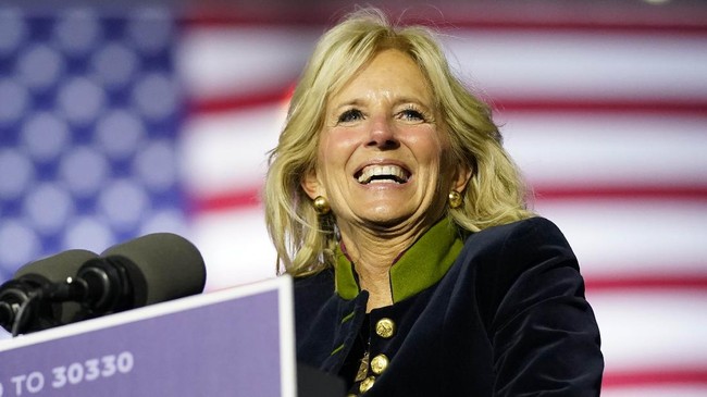 Menyambut April Mop, Ibu Negara Amerika Serikat, Jill Biden, mengakali para wartawan Gedung Putih dengan menyamar sebagai pramugari Air Force One.