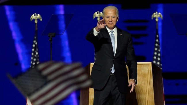 Usai kemenangan Joe Biden di Pilpres AS, analis politik CNN, Van Jones menangis saat siaran langsung di televisi.