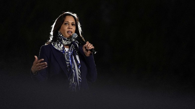 Warga tanah leluhur Kamala Harris di India merayakan kemenangan perempuan keturunan Asia Selatan pertama yang menjadi wapres terpilih AS.