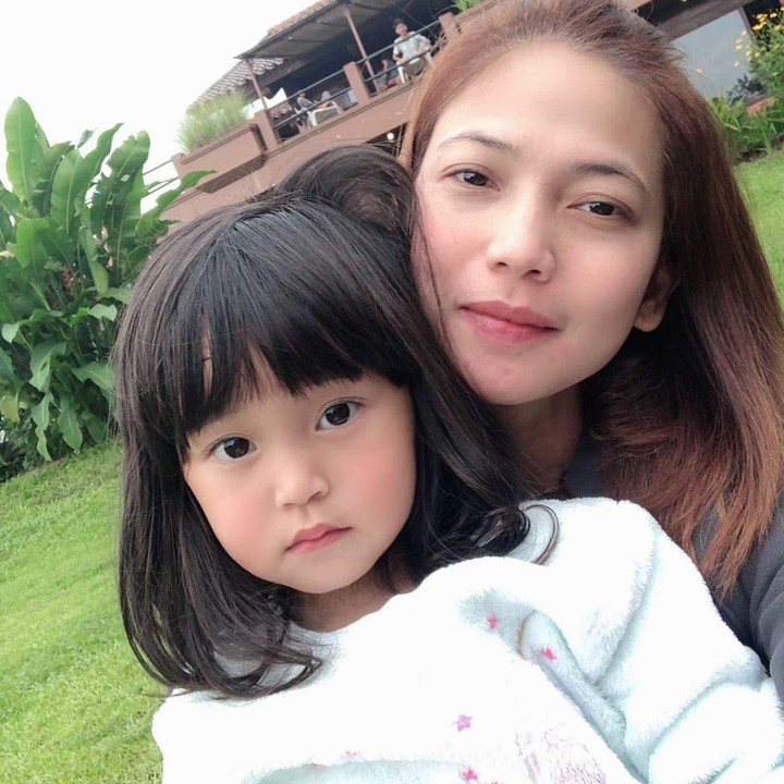 <p>Kinaryosih menikah dengan pria bule bernama Brett Money, Bunda. Pernikahan mereka sudah dikaruniai dua anak, Steven Lee Money dan Sierra Kinar Money. Ini potret Kinaryosih bersama Sierra. (Foto: Instagram @kinaryosihmoney)</p>