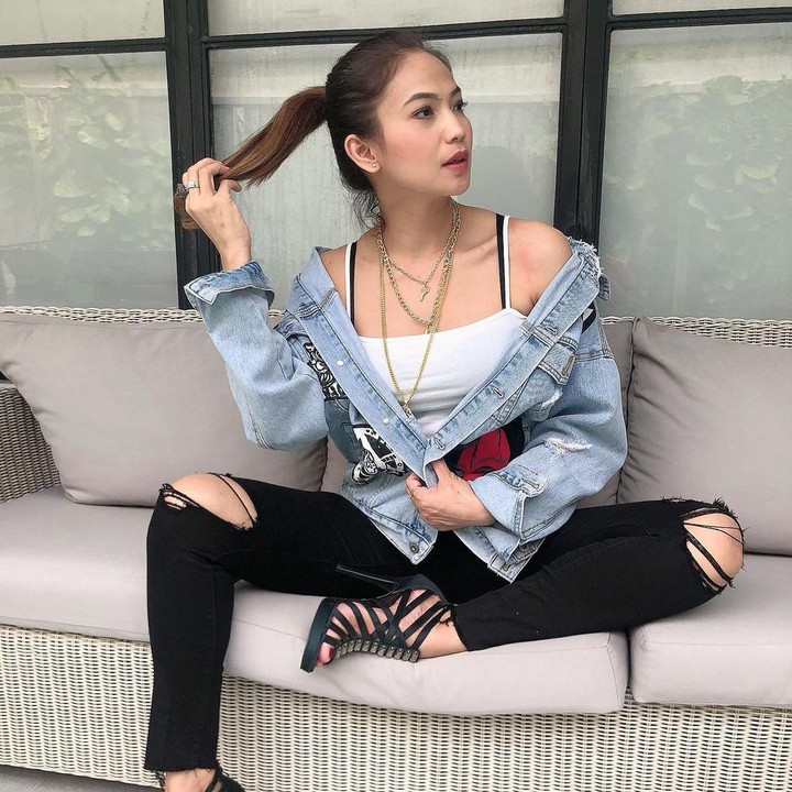 <p>Meski sudah berusia 41 tahun, wanita kelahiran 3 Maret 1979 ini masih tampak cantik dan seksi seperti anak muda. (Foto: Instagram @kinaryosihmoney)</p>