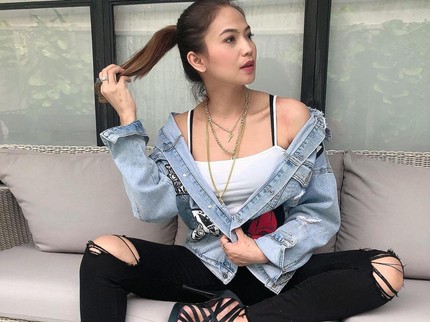 7 Potret Kinaryosih, Ibu Dua Anak yang Tetap Seksi di Usia 41