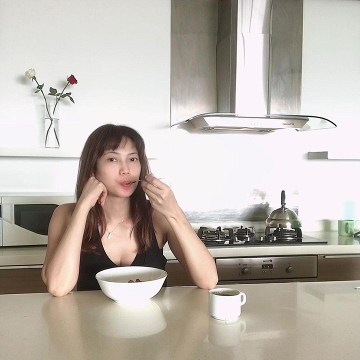 <p>Tak hanya berolahraga, wanita berdarah Jawa ini juga rajin mengonsumsi makanan sehat seperti buah-buahan. Kalau Bunda bagaimana? (Foto: Instagram @kinaryosihmoney)</p>