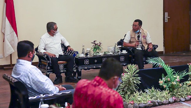 Otoritas Jasa Keuangan (OJK) dan PT Bank Mandiri (Persero) Tbk siap membantu ekonomi Nusa Tenggara Barat dengan menggandeng BPD NTB Syariah.