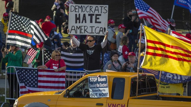 Pendukung Donald Trump berdemo menolak kekalahan dan menggaungkan tuduhan Joe Biden memenangkan pilpres lewat jalur penipuan.