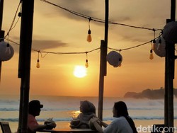Kabar Potensi Tsunami Bikin Jumlah Pengunjung Pantai Serang Blitar Turun