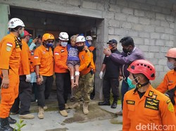 Momen Evakuasi Lansia hingga Orang Sakit dari Lereng Merapi