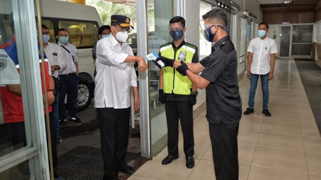 Budi Karya Sumadi meminta penerapan protokol kesehatan yang ketat di semua moda transportasi, sekaligus menegaskan agar pembangunan tak berhenti.