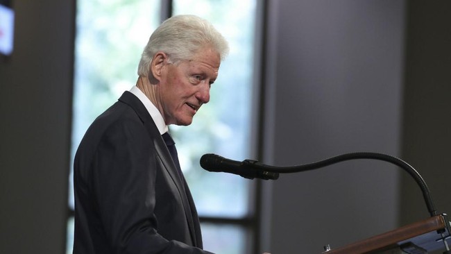 Mantan presiden AS ke-42 Bill Clinton masih dirawat di RS. Ia baru dijadwalkan pulang selesai perawatan esok hari, Minggu (17/10) waktu AS.
