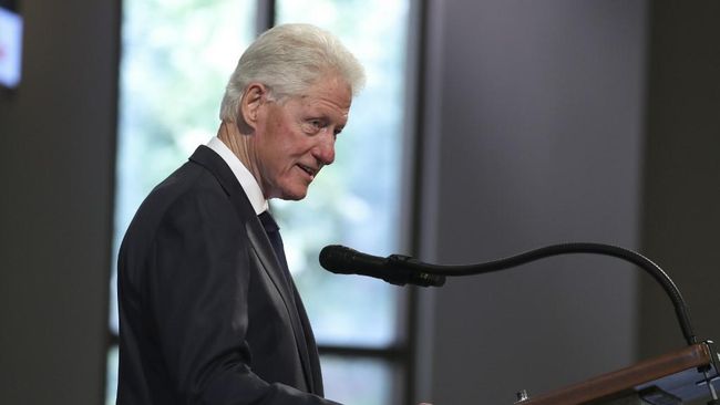 Mantan Presiden Amerika Serikat, Bill Clinton, dirawat di rumah sakit karena infeksi saluran kemih sejak Selasa (12/10) lalu.