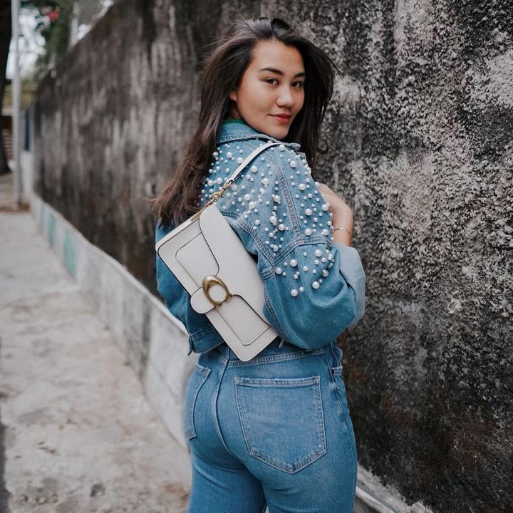 <p>Aaliyah Massaid kini berusia 18 tahun. Di usianya yang terbilang muda, Aaliyah mengikuti jejak karier sang ibunda, yakni sebagai penyanyi.</p>
