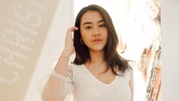 <p>Belum lama ini, melalui vlog Ari Lasso, Aaliyah mengungkap detik-detik kepergian ayah tercinta, Adjie Massaid. Ia mengira ayahnya sedang bercanda saat terkena serangan jantung.</p>