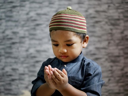 5 Amalan Hari Jumat yang Bisa Bunda Ajarkan pada Anak