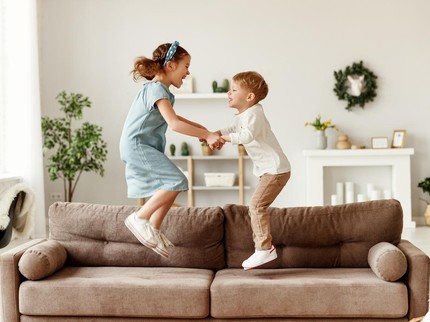 Hubungan Kakak dan Adik Saat Kecil Bantu Mereka Akur hingga Dewasa Lho, Bun