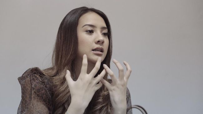 Anya Geraldine terjebak hubungan toksik dan cinta segitiga dalam serial web Aku Pasti Ada Untukmu yang tayang mulai 10 Juni.
