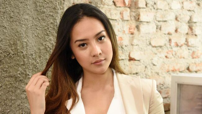 Anya Geraldine membayangi hubungan Reza Rahadian dengan Michelle Ziudith di film Garis Waktu.