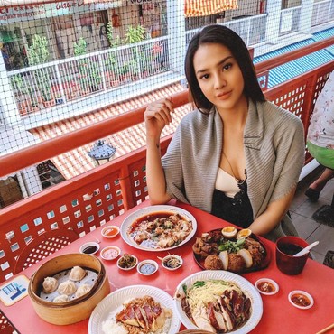 Tiduran Manja di Lapangan Golf, Anya Geraldine Jadi Sorotan