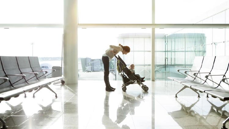 Bayi di bandara Mother with baby at the airport
