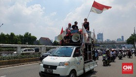 Balada Demo Buruh: Dilarang Istri, Tapi Sayang Anak