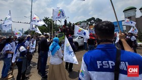 Massa Buruh Tolak Omnibus Law Mulai Padati Area Gedung DPR