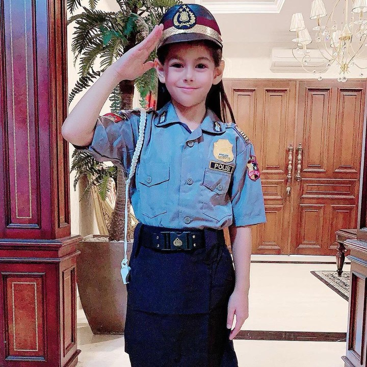 <p>Wah, cita-cita Elif mau jadi polisi wanita ya? Cantiknya pakai seragam. (Foto: Instagram @siti_perk)</p>