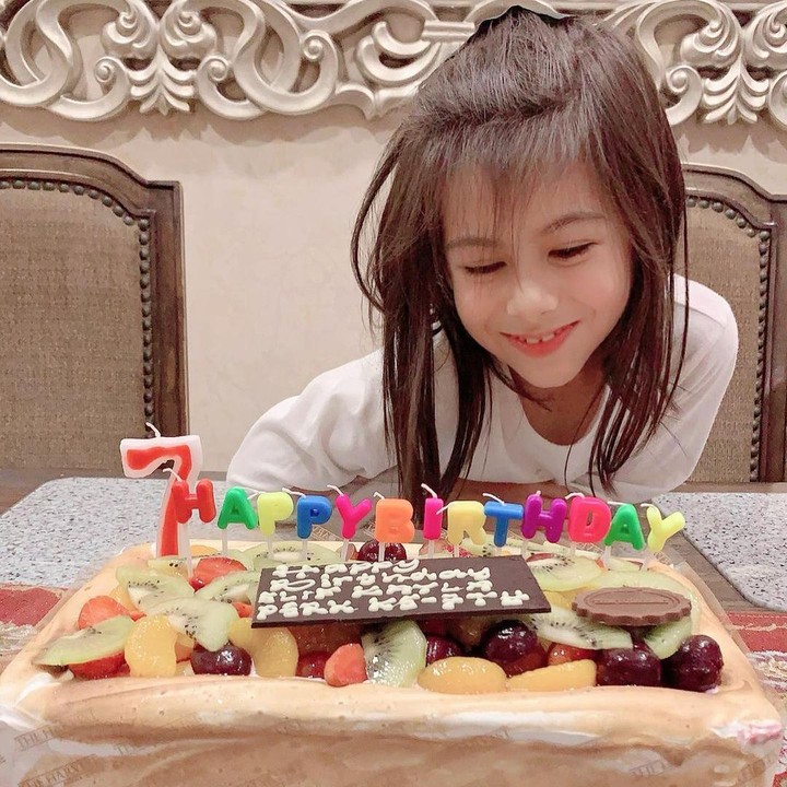 <p>Pada 21 Agustus lalu, Siti KDI membagikan momen ulang tahun ke-7 putrinya. Salah seorang netizen turut mendoakan, "<em>Selamat ulang tahun, panjang umur sehat selalu makin pinter... Cantik bgt solehah nya..</em>" (Foto: Instagram @siti_perk)</p>