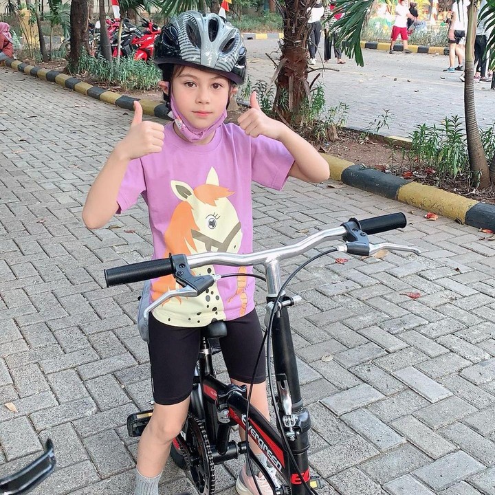 <p>Beberapa bulan lalu, Bunda Siti membawa Elif pulang ke Indonesia. Kata sang bunda, Elif betah lho sampai minta sekolah di sini. (Foto: Instagram @siti_perk)</p>