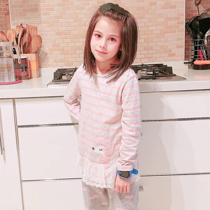 <p>Meski lahir dan besar di Turki, Elif bisa Bahasa Indonesia lho. Bunda Siti juga tetap mengajarkan budaya Indonesia lainnya pada Elif. Salut!</p>