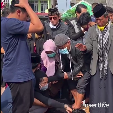 Gatot Brajamusti Dimakamkan, Istri Pingsan di Depan Liang Lahat