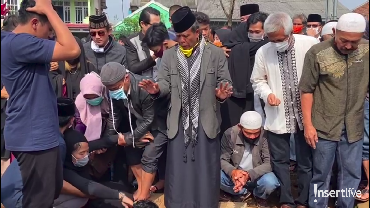 img-title Gatot Brajamusti Dimakamkan, Istri Pingsan di Depan Liang Lahat