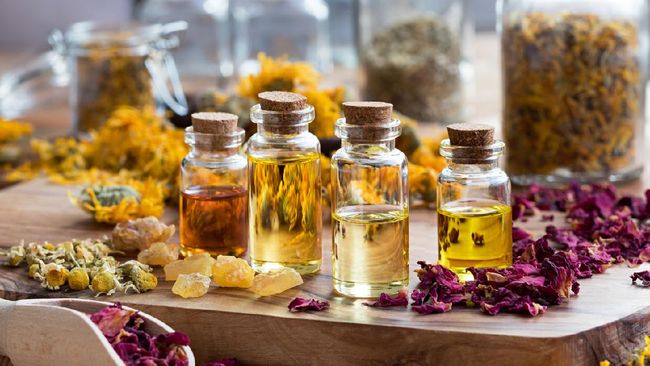 Terdapat sejumlah manfaat aromaterapi atau essential oils untuk kesehatan tubuh, pikiran, dan jiwa. Berikut 10 manfaat aromaterapi bagi kesehatan: