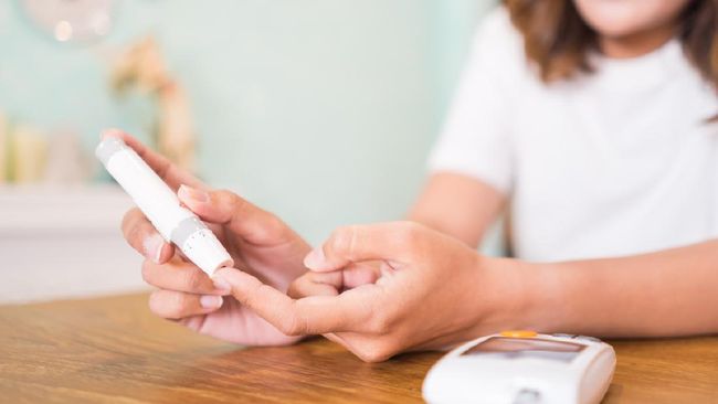 Penderita diabetes wajib rutin mengecek kadar gula darah di rumah. Lantas, apa yang bisa dilakukan ketika kadar gula darahnya tinggi?