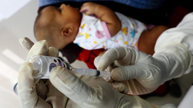 Orang tua diminta untuk tetap rutin memberi vaksin kepada anak-anak dan balita demi mencegah peluang terjadinya pandemi yang lain.