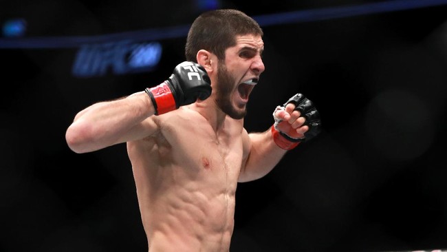 Islam Makhachev disebut terpengaruh Khabib Nurmagomedov dengan memilih batal melawan Rafael dos Anjos di UFC Vegas 14.