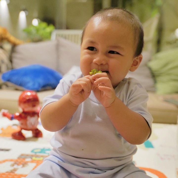 <p>Tahukah, Bunda, <em>followers</em> Kiano Tiger Wong sudah mencapai 1,9 juta lho. <em>Wow!</em> Wajar kalau netizen menganggap putra pertama Paula Verhoeven dan Baim Wong ini sebagai keponakan <em>online</em>. Makin besar, bayi 11 bulan ini makin menggemaskan. (Foto: Instagram @kianotigerwong)</p>
