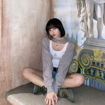 Alasan Lisa BLACKPINK Selalu Tampil dengan Poni Andalan