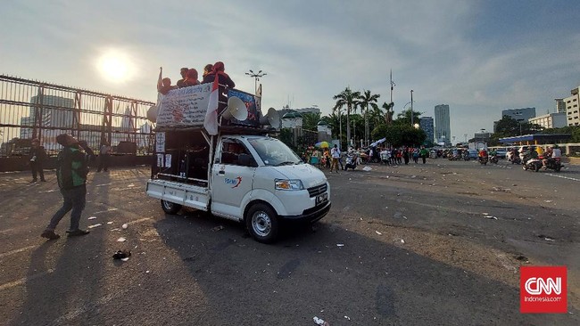 Massa buruh membubarkan diri usai perwakilan buruh dari KSPI bertemu dengan Wakil Ketua DPR Rahmat Gobel dan Ketua Badan Legislasi DPR Supratman Andi Agtas.