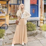 Mix and Match Outfit Hijab dengan Rok Plisket, Tampil Anggun dan Modis