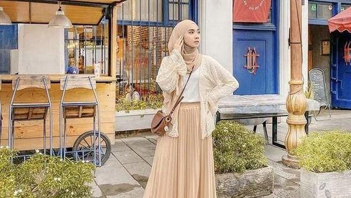 Mix and Match Outfit Hijab dengan Rok Plisket, Tampil Anggun dan Modis