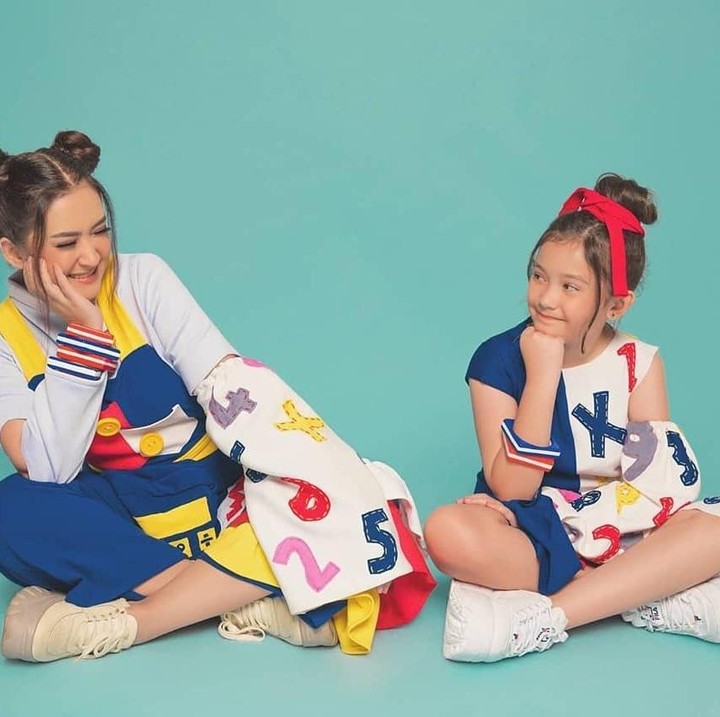 <p>Nafa dan Mikhaela juga jadi pasangan ibu-anak yang kompak, lho. Dari foto ini, keduanya terlihat seperti kakak adik ya, Bunda? (Foto: Instagram @nafaurbach)</p>