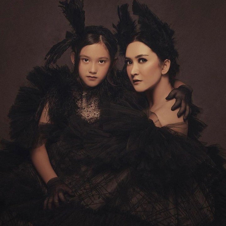 <p>Setelah pasangan selebriti tersebut bercerai, Mikhaela tinggal bersama Nafa, Bunda. Meski begitu, gadis kelahiran 16 Februari 2007 ini tetap berhubungan dengan ayahnya. (Foto: Instagram @nafaurbach)</p>