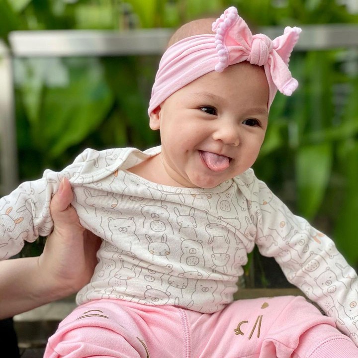 <p>Mona Ratuliu melahirkan anak keempat pada 20 Mei 2020. Ia dan sang suami, Indra Brasco, memberi nama Numa Kamala Srikandi. Setiap hari, Bunda Mona dan Ayah Indra selalu <em>update</em> tumbuh kembang Numa. Hingga baru-baru ini, Numa sudah dibuatkan akun Instagram sendiri. (Foto: Instagram @monaratuliu)</p>