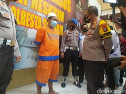 Hina Polisi Pengemis Berseragam, Sopir Truk Ayam Diamankan