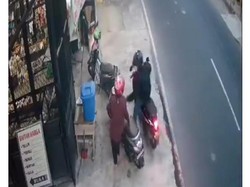 Terekam CCTV, Video Jambret Bermotor Sasar Emak-emak di Klaten Viral