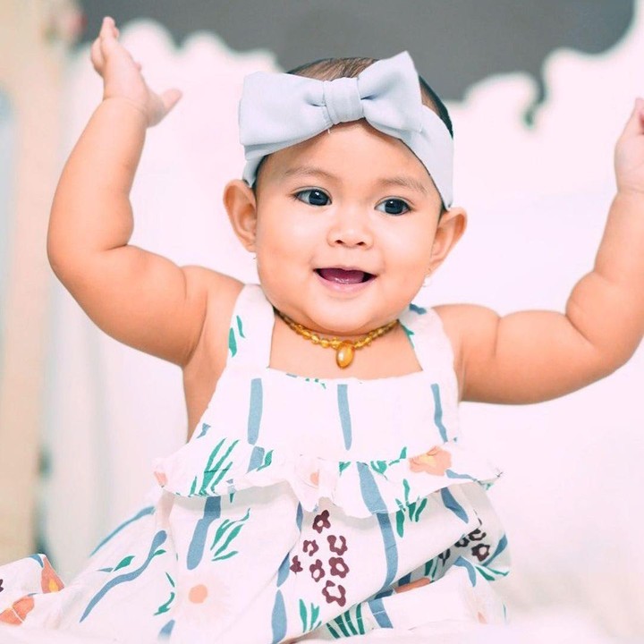 <p>Ekspresi baby Sada Aminahanara lucu dan menggemaskan ya, Bunda. Persis kayak kocaknya Bunda Fitri Tropica. Buah memang jatuh enggak jauh dari pohonnya ya. He he he... (Foto: Instagram @fitrop)</p>