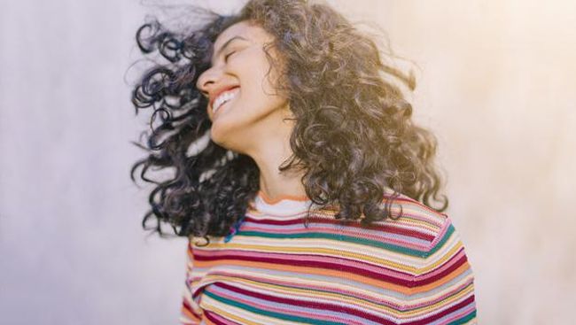 12 Cara Menjadi Orang yang "Go with the Flow" Menurut Psikologi, Bebas Stres!
