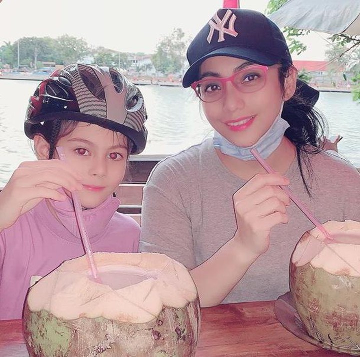 <p>Istirahat dulu habis naik sepeda, Bunda Siti dan Elif menikmati kelapa muda. Segar banget! (Foto: Instagram @siti_perk)</p>