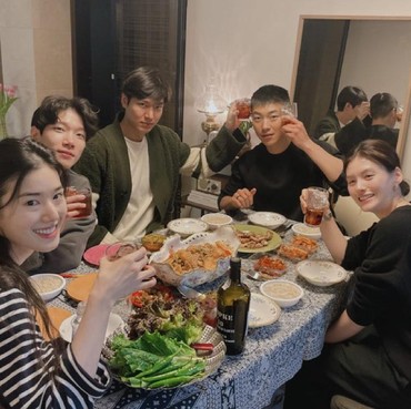 Lee Min Ho & Kim Go Eun Reunian bareng Bintang 'The King: Eternal Monarch'